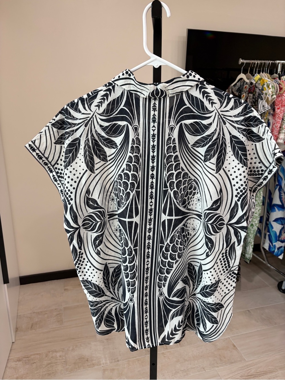 Farm Rio: Monochrome Elegance Scarf
Cover-Up Shirt - Picture 12 of 16